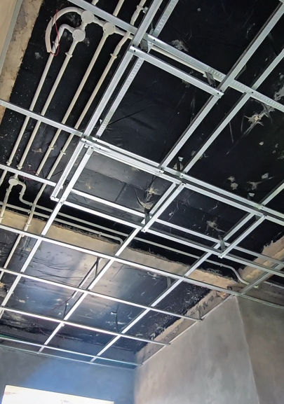 Progres pemasangan plafon dan rangka aluminium di Bukittinggi